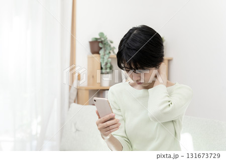 首が痛い女性 首痛 スマホ首 首凝り ストレートネック 首が痛い女性 首痛 スマホ首 首凝り ストレートネック 131673729