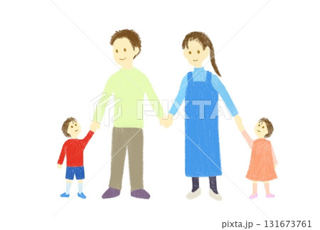 笑顔で手を繋ぐ若い男女と幼児2人 131673761