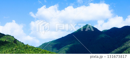 兵庫県神河町の青空と山間のシンプルな風景 兵庫県神河町の青空と山間のシンプルな風景 131673817