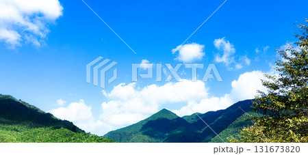 兵庫県神河町の青空と山間のシンプルな風景 131673820
