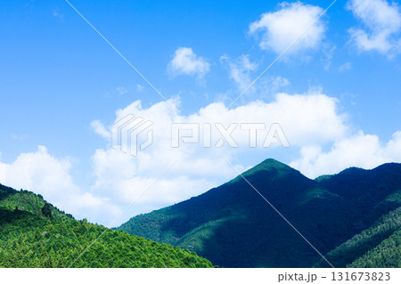 兵庫県神河町の青空と山間のシンプルな風景 兵庫県神河町の青空と山間のシンプルな風景 131673823