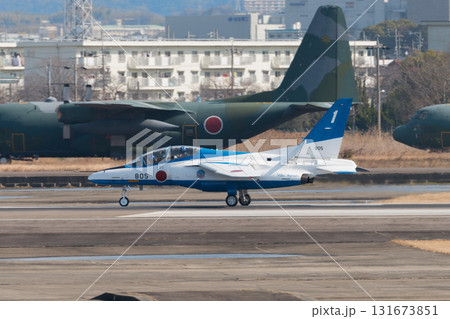 着陸した航空自衛隊T-4ブルーインパルス1番機 131673851