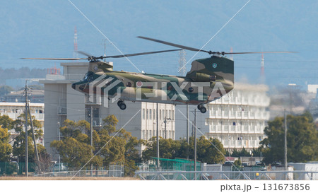 低空飛行する航空自衛隊CH-47Jチヌーク 131673856