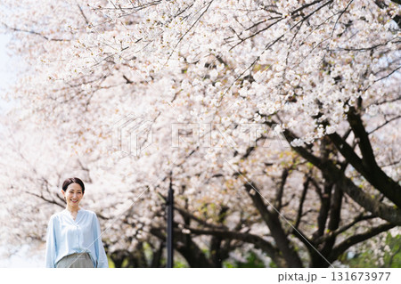 桜並木を散歩する若い女性 ライフスタイルイメージ 桜並木を散歩する若い女性 ライフスタイルイメージ 131673977