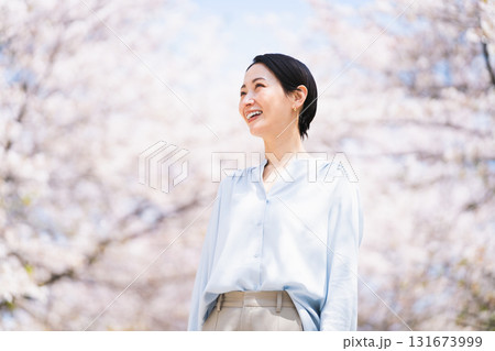 桜を見上げる若い女性 ライフスタイルイメージ 桜を見上げる若い女性 ライフスタイルイメージ 131673999
