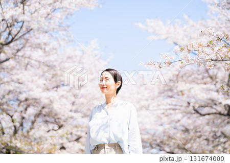 桜を見上げる若い女性 ライフスタイルイメージ 桜を見上げる若い女性 ライフスタイルイメージ 131674000