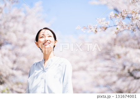 桜を見上げる若い女性 ライフスタイルイメージ 桜を見上げる若い女性 ライフスタイルイメージ 131674001