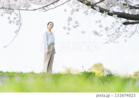 桜の木を見上げる若い女性　ライフスタイルイメージ 131674023