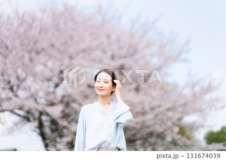 桜の木の前でポージングする若い女性 ライフスタイルイメージ 桜の木の前でポージングする若い女性 ライフスタイルイメージ 131674039