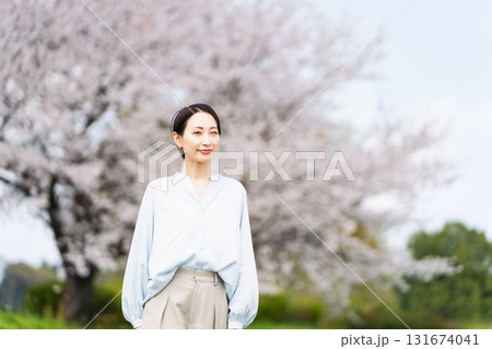 桜の木の前でポージングする若い女性 ライフスタイルイメージ 桜の木の前でポージングする若い女性 ライフスタイルイメージ 131674041