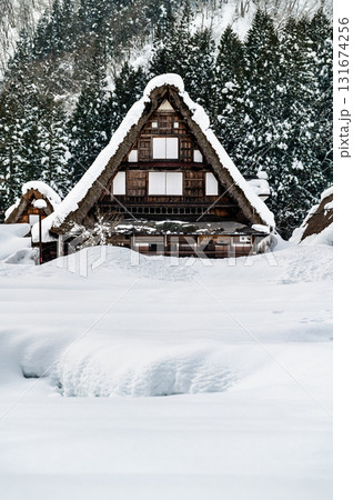 五箇山 相倉合掌造り集落 雪化粧した民家 五箇山 相倉合掌造り集落 雪化粧した民家 131674256