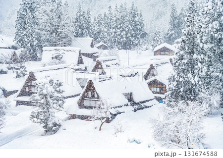 五箇山 雪の降る相倉合掌造り集落 131674588