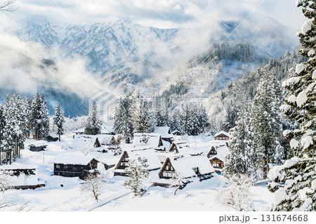 五箇山 雪晴れの相倉合掌造り集落 131674668