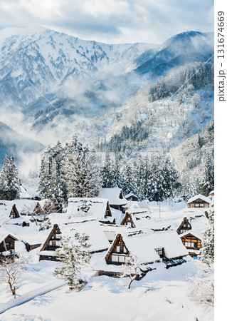 五箇山 雪晴れの相倉合掌造り集落 131674669