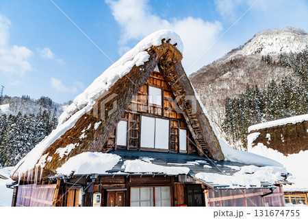 五箇山 相倉合掌造り集落　雪化粧した民家 131674755