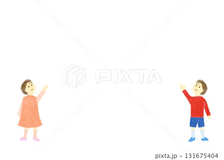 なにかを紹介する仕草の女の子と男の子背景無地 131675404