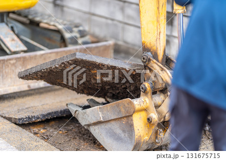 水道工事　給水管布設替え工事　道路　アスファルト舗装　掘削　開削工法 131675715