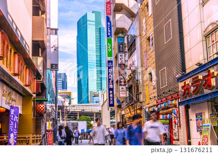 日本の東京都市景観 新橋・新橋SL広場前の飲み屋街などを望む。奥は新橋駅や汐留のビル＝10月2日 131676211