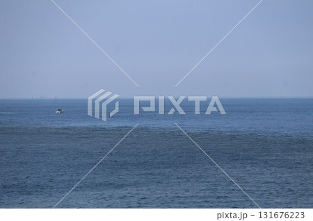 青い海面の海と船と水平線と青空の風景 青い海面の海と船と水平線と青空の風景 131676223