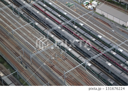高いビルから見た線路のレールと電車の車両のとまっている風景 高いビルから見た線路のレールと電車の車両のとまっている風景 131676224