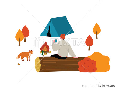 秋のソロキャンプを楽しむ男性 131676300