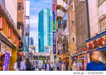 日本の東京都市景観 新橋・新橋SL広場前の飲み屋街などを望む＝10月2日 131676385