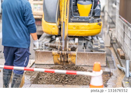 水道工事 給水管布設替え工事 道路 アスファルト舗装 掘削 開削工法 水道工事 給水管布設替え工事 道路 アスファルト舗装 掘削 開削工法 131676552