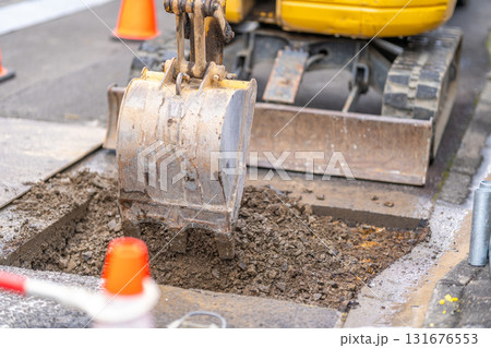 水道工事　給水管布設替え工事　道路　アスファルト舗装　掘削　開削工法 131676553