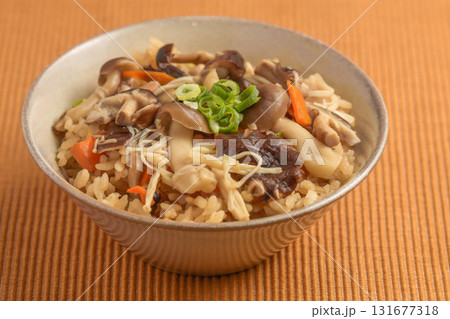 秋の味覚　キノコご飯 131677318