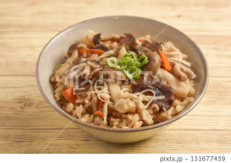 秋の味覚　キノコご飯 131677439
