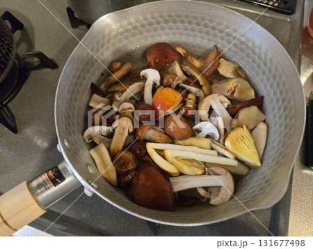 キノコ汁の下ごしらえ Preparing Wild Mushroom Soup 131677498