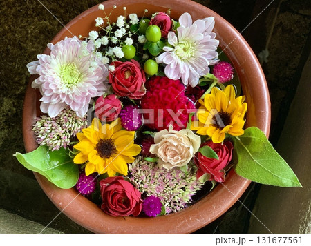 9月のカラフルな花手水(菊・向日葵・鶏頭・薔薇・千日紅・霞草)〈菅生神社/愛知県岡崎市〉 131677561