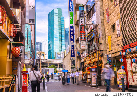 日本の東京都市景観 新橋・新橋SL広場前の飲み屋街などを望む。奥は新橋駅や汐留のビル=10月2日 日本の東京都市景観 新橋・新橋SL広場前の飲み屋街などを望む。奥は新橋駅や汐留のビル=10月2日 131677809