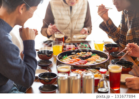 実家へ帰省した家族とおばあちゃんで囲む正月の食卓 実家へ帰省した家族とおばあちゃんで囲む正月の食卓 131677894