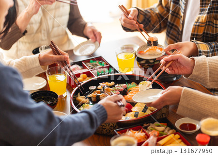 実家へ帰省した家族とおばあちゃんで囲む正月の食卓 実家へ帰省した家族とおばあちゃんで囲む正月の食卓 131677950
