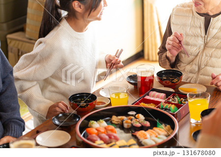 実家へ帰省した家族とおばあちゃんで囲む正月の食卓 実家へ帰省した家族とおばあちゃんで囲む正月の食卓 131678080
