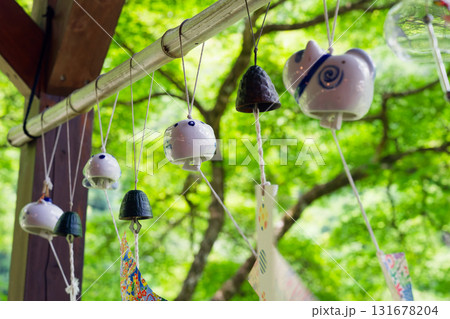 愛知県香嵐渓の三州足助屋敷のカフェに吊るされた風鈴。新緑を背景に、夏の涼しさを感じる風景 愛知県香嵐渓の三州足助屋敷のカフェに吊るされた風鈴。新緑を背景に、夏の涼しさを感じる風景 131678204