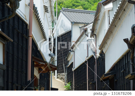 愛知県豊田市足助町のマンリン小路。白壁と黒板塀が並ぶ、歴史的な町並みの風景 131678206