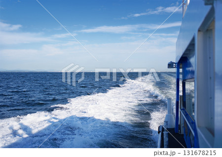 一色港から佐久島へ向かう高速船の航跡 131678215