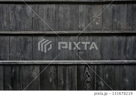 日本の伝統建築に見られる黒壁の木目と質感 日本の伝統建築に見られる黒壁の木目と質感 131678219