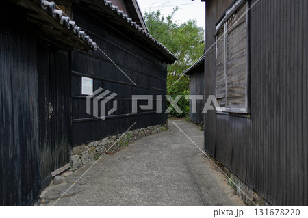 佐久島 黒壁の集落に続く静かな路地 131678220