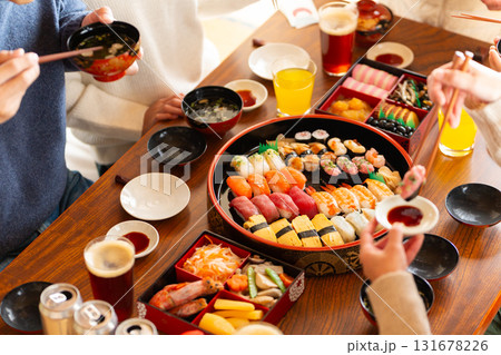 実家へ帰省した家族とおばあちゃんで囲む正月の食卓 131678226