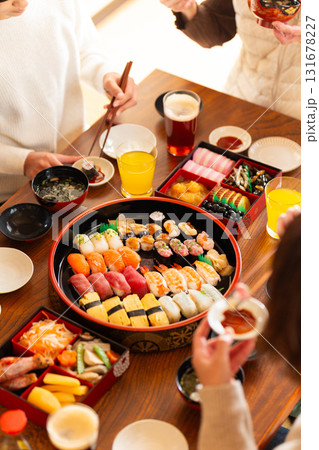 実家へ帰省した家族とおばあちゃんで囲む正月の食卓 実家へ帰省した家族とおばあちゃんで囲む正月の食卓 131678227
