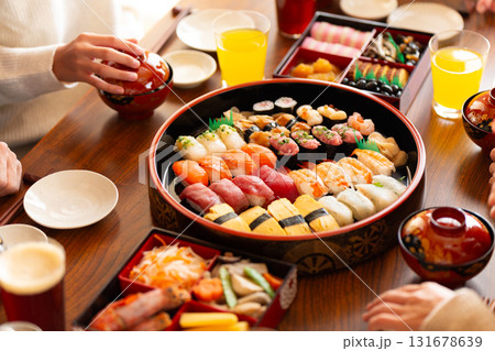 実家へ帰省した家族とおばあちゃんで囲む正月の食卓 131678639