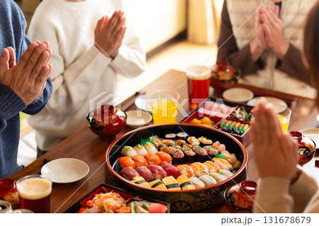 実家へ帰省した家族とおばあちゃんで囲む正月の食卓 実家へ帰省した家族とおばあちゃんで囲む正月の食卓 131678679
