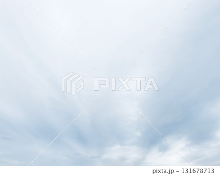 雨雲が広がる白灰色の曇り空の背景画像 雨雲が広がる白灰色の曇り空の背景画像 131678713