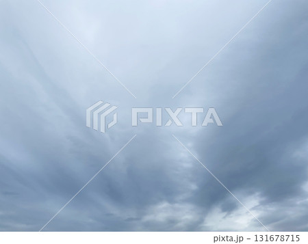 雨雲が広がる灰色の曇り空の背景画像 雨雲が広がる灰色の曇り空の背景画像 131678715