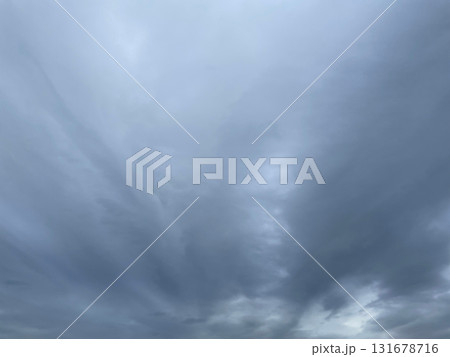 雨雲が広がる暗い灰色の曇り空の背景画像 131678716
