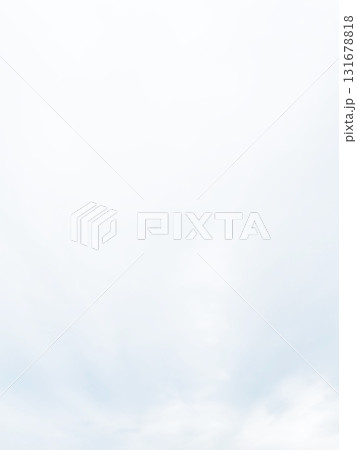 雨雲が広がる淡く明るい白灰色の曇り空の縦長の背景画像 雨雲が広がる淡く明るい白灰色の曇り空の縦長の背景画像 131678818