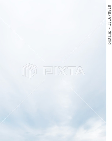 雨雲が広がる明るい白灰色の曇り空の縦長の背景画像 131678819